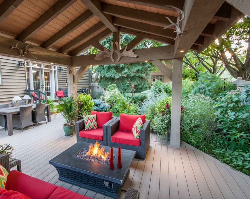 Modern outdoor lounge with lush greenery creating a peaceful and inviting atmosphere